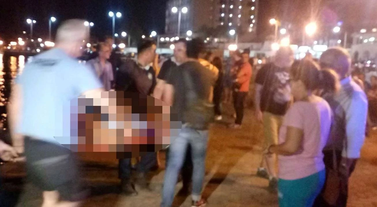 Συγκλονιστικές εικόνες στη Ραφήνα: Καρέ – καρέ η δραματική διάσωση πολιτών (βίντεο)